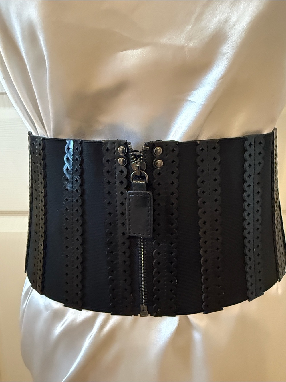 New - 5-3/4” Wide Scalloped Trim Corset Waist Belt in Black (sz Small - 29”)